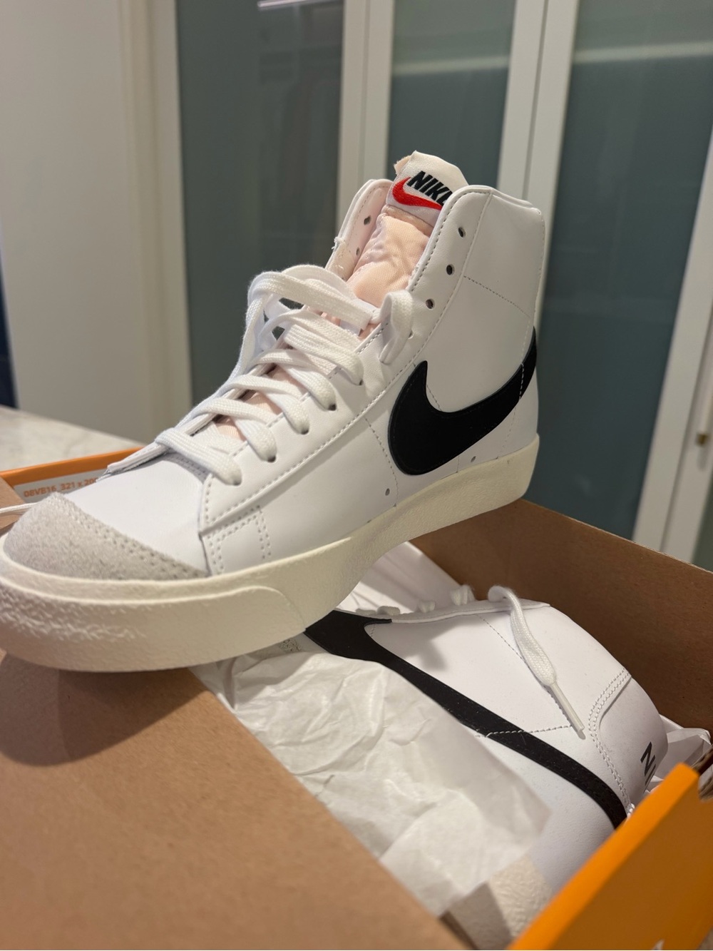 Nike Men’s / Women’s Mid-Top White Black Swoosh Casual Sneaker